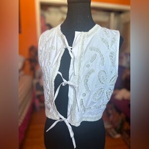 Moon River White Lace Tie Front Vest Size Small BNWOT